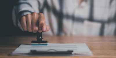 homem de negocios valida e gerencia o negócio documentos e acordos, assinatura uma o negócio contrato aprovação, articulação risco acordo, financeiro certificado, aprovação carimbo ,estampagem dentro a contrato foto