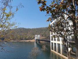 suspensão ponte através a banco do a reservatório foto