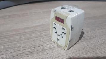 esgotamento elétrico eletrodomésticos ou elétrico plugue ou elétrico adaptador perigoso foto