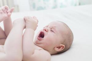 linda menina chorando na cama foto