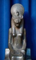 sekhmet deusa estátua isolado em azul foto