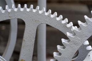 detalhe da roda do guincho industrial de ferro foto
