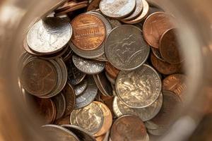 vista de cima de nós moedas em um pote de dinheiro foto