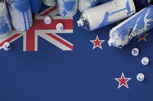 Novo zelândia bandeira e poucos usava aerossol spray latas para grafite pintura. rua arte cultura conceito foto