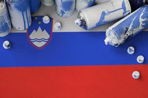 eslovénia bandeira e poucos usava aerossol spray latas para grafite pintura. rua arte cultura conceito foto