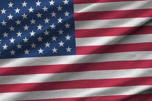 bandeira dos estados unidos da américa com grandes dobras acenando de perto sob a luz do estúdio dentro de casa. os símbolos oficiais e cores no banner foto