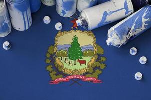 Vermont nos Estado bandeira e poucos usava aerossol spray latas para grafite pintura. rua arte cultura conceito foto
