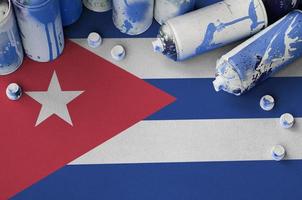 Cuba bandeira e poucos usava aerossol spray latas para grafite pintura. rua arte cultura conceito foto