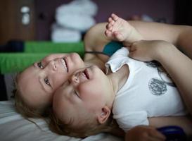 mãe feliz com filho em um quarto de hotel foto