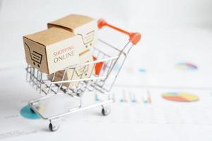 compras on-line, caixa de carrinho de compras no gráfico de negócios, exportação de importação, comércio financeiro. foto