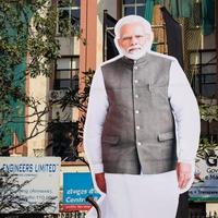 nova delhi, índia - 16 de janeiro de 2023 - primeiro-ministro narendra modi cortado durante bjp road show, a estátua de pm modi enquanto participava de um grande comício eleitoral na capital foto