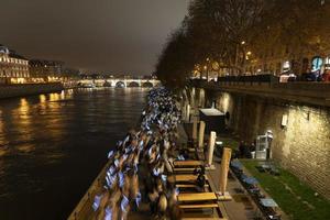 paris, frança - 20 de novembro de 2021 - muitas pessoas marchando contra a violência contra as mulheres foto