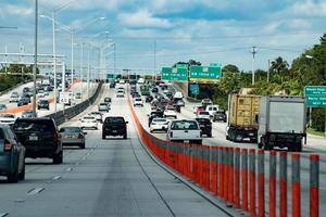 Miami, EUA - 7 de fevereiro de 2017 - rodovias congestionadas da Flórida foto