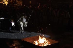 neuschoenau, alemanha - 5 de janeiro de 2019 - celebração da noite de lousnacht com o espírito da floresta waldgeister na vila da bavária foto