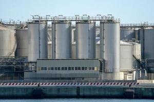 silos metálicos no céu azul claro foto