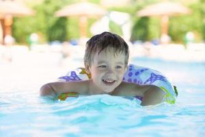 menino na piscina foto