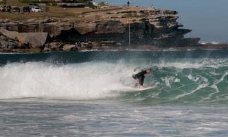 a isolado surfista jogando uma túnel dentro grande onda foto