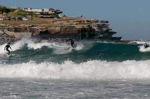 Austrália, bondi de praia agosto 5 uma grupo do surfistas pulando em grande ondas, agosto 5, 2010 foto