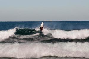 a isolado surfista pulando em grande ondas equitação gostar uma pró foto
