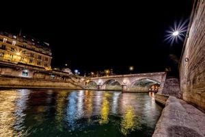 notre dame paris visão noturna foto