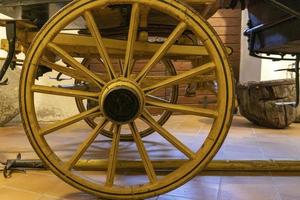 Detalhe de roda de carroça velha foto