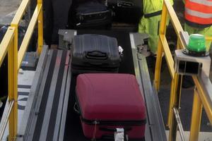carregamento de bagagem em avião foto