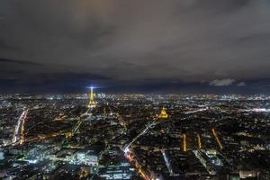 panorama aéreo da visão noturna de paris foto
