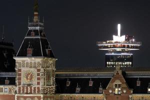 amsterdam central estação às noite paisagem urbana foto