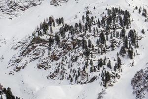 neve caminhada floresta panorama paisagem montanhas de santa caterina Valfurva Alpes italianos no inverno foto