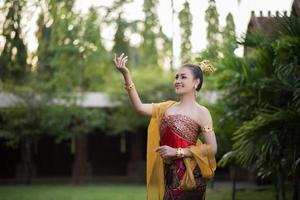 linda mulher com um vestido típico tailandês foto
