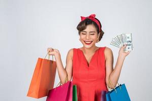 linda mulher asiática segurando sacolas coloridas foto