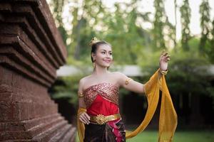 linda mulher com um vestido típico tailandês foto