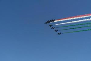 frescura tricolori Itália acrobático voar equipe italiano bandeira vermelho branco e verde fumaça foto