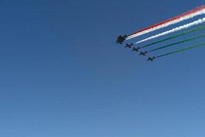 frescura tricolori Itália acrobático voar equipe italiano bandeira vermelho branco e verde fumaça foto