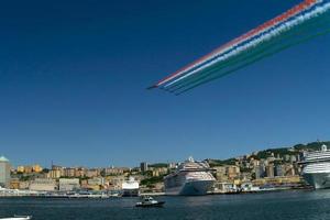 Gênova, Itália - 26 de maio de 2020 - equipe de voo acrobático Frecce Tricolori Itália sobre o farol de Gênova foto