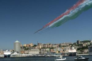 Gênova, Itália - 26 de maio de 2020 - equipe de voo acrobático Frecce Tricolori Itália sobre o farol de Gênova foto