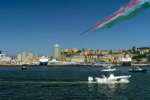 Gênova, Itália - 26 de maio de 2020 - equipe de voo acrobático Frecce Tricolori Itália sobre o farol de Gênova foto