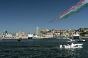 Gênova, Itália - 26 de maio de 2020 - equipe de voo acrobático Frecce Tricolori Itália sobre o farol de Gênova foto