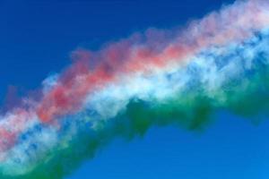 frescura tricolori Itália acrobático voar equipe italiano bandeira vermelho branco e verde fumaça foto