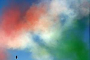 frescura tricolori Itália acrobático voar equipe italiano bandeira vermelho branco e verde fumaça foto