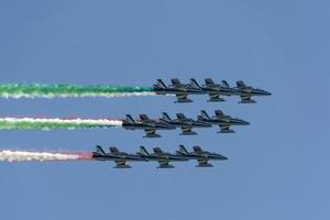 frescura tricolori Itália acrobático voar equipe italiano bandeira vermelho branco e verde fumaça foto