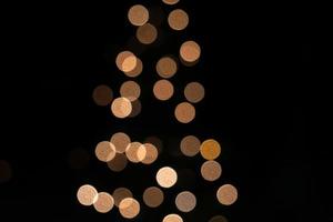 silhueta de luz de árvore de natal foto
