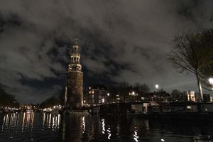 amsterdam canais cruzeiro às noite foto