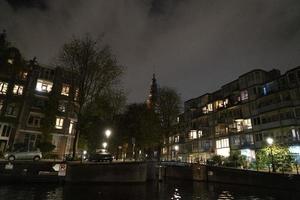 amsterdam canais cruzeiro às noite foto