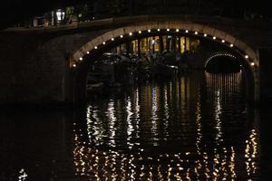 amsterdam canais cruzeiro às noite foto