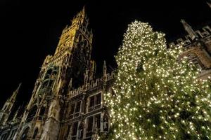 Natal natal decorado árvore dentro Munique Cidade corredor Alemanha foto