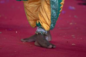 detalhe do pé de dança tradicional da índia foto