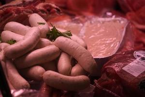 salsicha alemã e carne no mercado foto