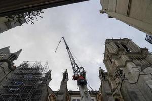 notre dame paris em restauração foto