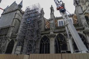 notre dame paris em restauração foto